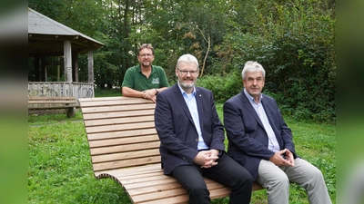 Spende für den Brakeler Bürgerwald: Bürgermeister Hermann Temme (rechts) und Förster Harald Gläser (hinten) bedankten sich aktuell bei Bernhard Humborg (Präsident des Rotary-Club Bad Driburg) (Foto: privat)