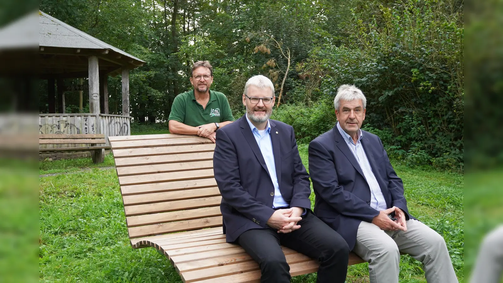 Spende für den Brakeler Bürgerwald: Bürgermeister Hermann Temme (rechts) und Förster Harald Gläser (hinten) bedankten sich aktuell bei Bernhard Humborg (Präsident des Rotary-Club Bad Driburg) (Foto: privat)