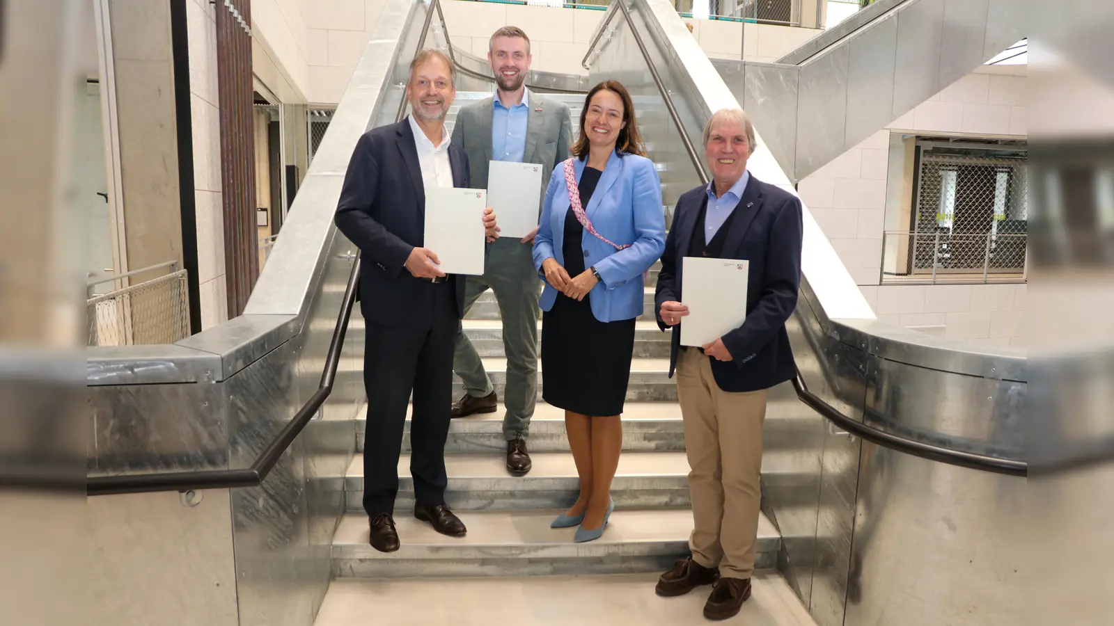 Anna Katharina Bölling, Regierungspräsidentin im Regierungsbezirk Detmold, übergab den Förderbescheid für das Projekt ZUNFT+ im InnovationSpin in Lemgo (von links): Markus Rempe (Geschäftsführer Kreishandwerkerschaft Paderborn-Lippe), Dominik Rüther (Hauptgeschäftsführer Kreishandwerkerschaft Höxter-Warburg), Regierungspräsidentin Anna Katharina Bölling und Prof. Dr. Klaus Schafmeister (Leiter des Projektes ZUNFT+). (Foto: privat)