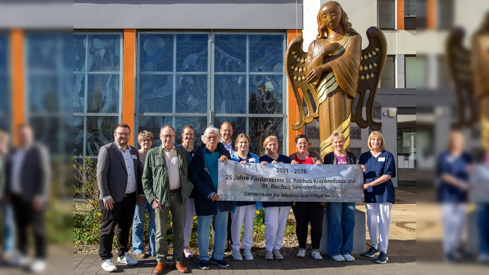 Anlässlich des 25-jährigen Bestehens des Fördervereins freuen sich der 1. Vorsitzende Hans Thiet gemeinsam mit dem St. Rochus Krankenhaus und dem St. Rochus Seniorenhaus (v.l.): Pascal Busse (Einrichtungsleiter St. Rochus Seniorenhaus), Edeltraud Gocke (Sozialdienst), Friedhelm Disse (2. Vorsitzender Förderverein), Sarah Rohde, Hans Thiet, Simon Schmale (Leiter Geschäftsbereich Krankenhaus), Eileen Veith, Grazyna Schade, Denise Becker (Teamleitung Pflege), Elisabeth Hansmann (Schriftführerin Förderverein) und Silvia Jakob. (Foto: KHWE)