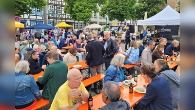 Nachhaltig einkaufen, gut essen, Zeit mit Freunden verbringen: Die Feierabendmärkte in Warburg kommen an. (Foto: BI Lebenswertes Bördeland & Diemeltal)