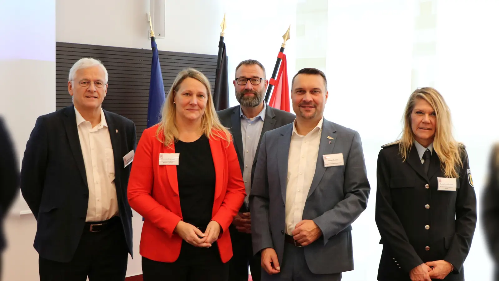 (v.l.) Nordhessens Polizeipräsident Konrad Stelzenbach, Michaela Andresen und Carsten Hoepfner vom Bahnhofsmanagement der Deutschen Bahn, Hofgeismars Bürgermeister Torben Busse und die Leitern der Bundespolizeiinspektion Kassel, Sonja Koch-Schulte. (Foto:  Polizeipräsidium Nordhessen - Kassel)