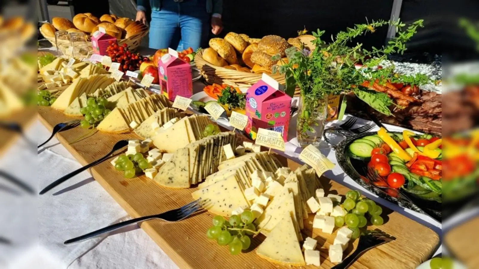 Frühstücksmeile beim Warburger Kälkenfest. (Foto: BI Lebenswertes Bördeland & Diemeltal)