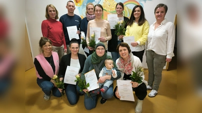 Haben die Ausbildung zur Tagespflegeperson abgeschlossen: (hinten v. l.) Marita Naber (Dozentin Kefb Paderborn und Kursbegleitung), Waldemar Wittenbach (Kreis Soest), Marie Köller (Vörden), Helena Hinz („Villa Kunterbunt“, Brakel), Laila Schenker („Die kleinen Feldmäuse“, Ottbergen), Albina Cosic („Gänseblümchen“, Höxter), Sandra Kluge (Bildungsreferentin Kefb Paderborn), (vorne v.l.) Lea Badofsky (Dozentin Kefb), Susann Werdehausen („Zwergenhausen“, Albaxen), Sarina Taallah („Kleine Weltentdecker“, Herlinghausen) und Inna Wittenbach (Kreis Soest). (Foto: Kreis Höxter)