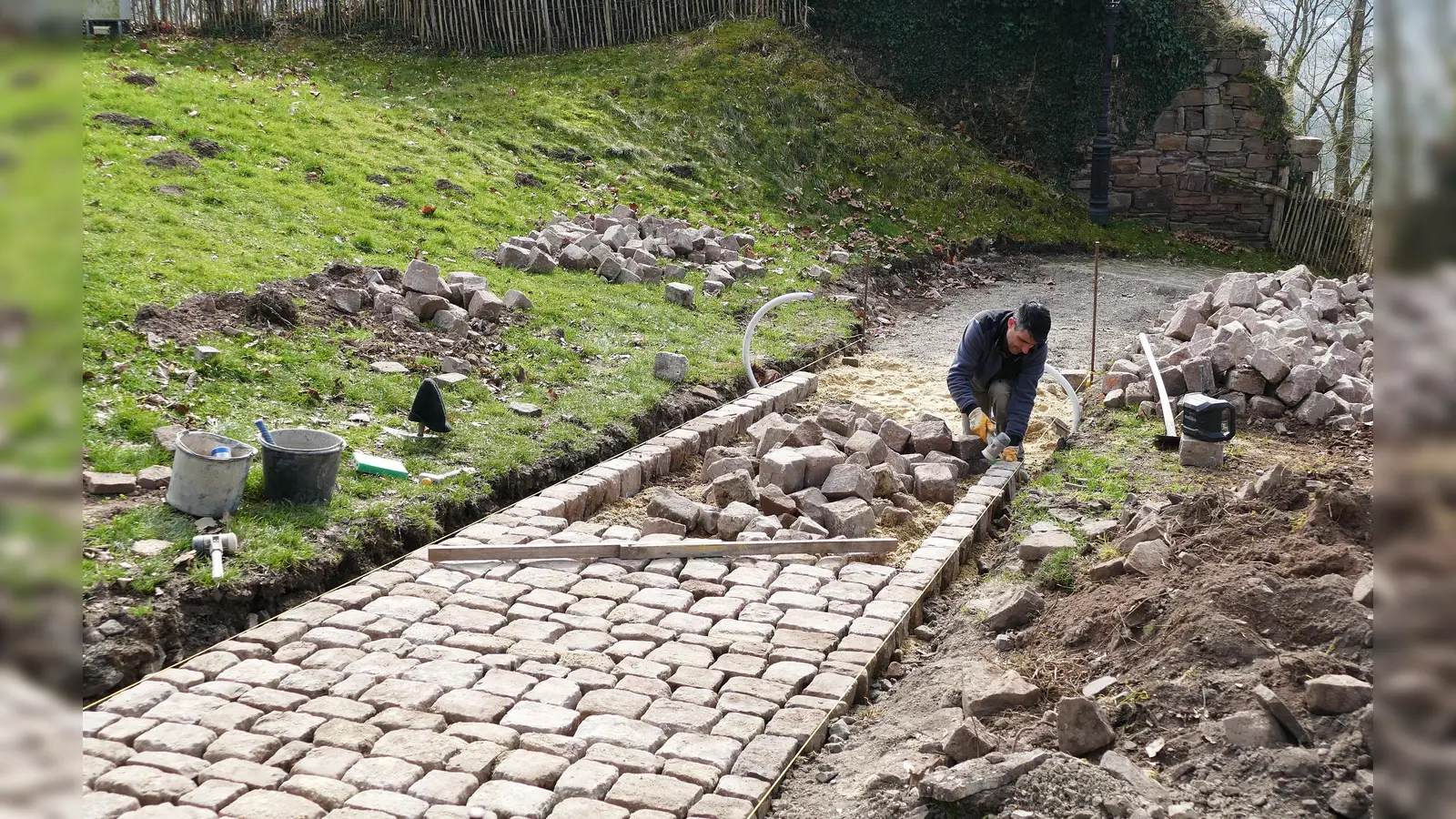 Die Pflasterarbeiten wurden ehrenamtlich ausgeführt.  (Foto: Detlef Schieweck)