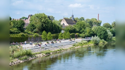 Stadt am Wasser: Höxter wurde anlässlich der Landesgartenschau 2023 komplett umgestaltet – unter anderem bekam die Weserpromenade ein neues Gesicht. (Foto: Franz Reschke Landschaftsarchitektur/Marc Leppin)
