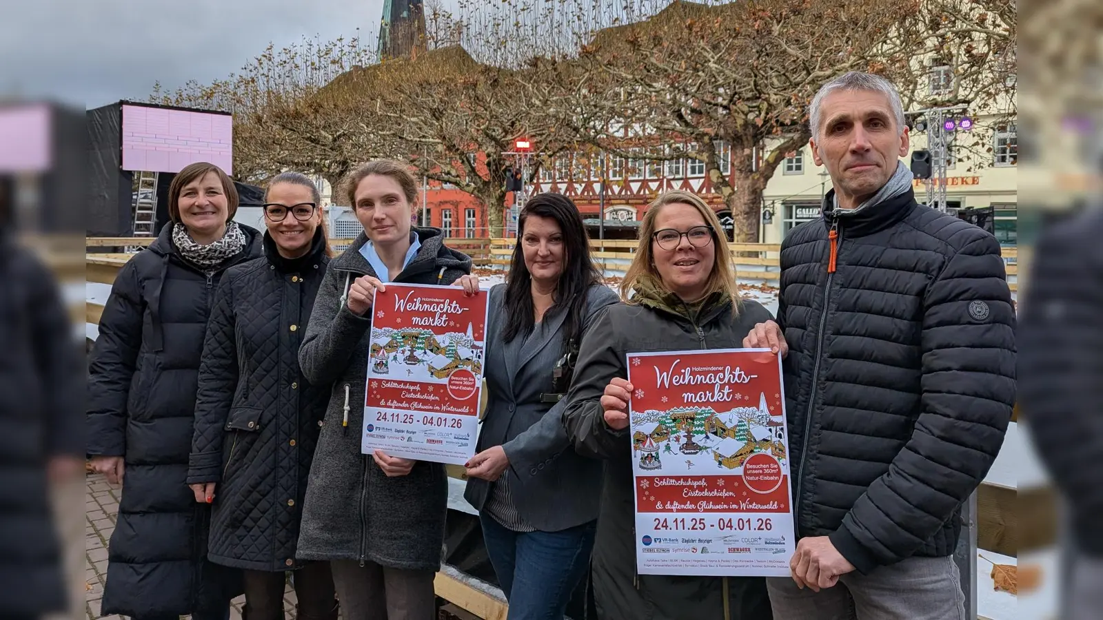 Freuen sich auf die Weihnachtsmarkteröffnung Anja Beineke (Sponsorenakquise), Silvia Backhaus (Ltg. Stabsstelle Ratsarbeit und Kommunikation), Alena Friese (Allg. Vertretung d. Bürgermeisters), Michaela Reinecke-Koller (Geschäftsführerin Stadtmarketing Holzminden), Inga Schaper (Eventmanagement Stadtmarketing Holzminden), Matthias Kumlehn (Schwager GmbH &amp; Co. KG) (Foto: Stadtmarketing Holzminden GmbH)