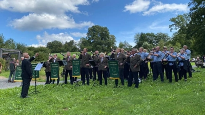 Nachmittags erschallten der Bläserkorps Tannengrund und drei weiterer Bläsergruppen das baumreiche und von Sandsteinmauern eingefasste Parkgelände. (Foto: Niedersächsische Landesforsten)
