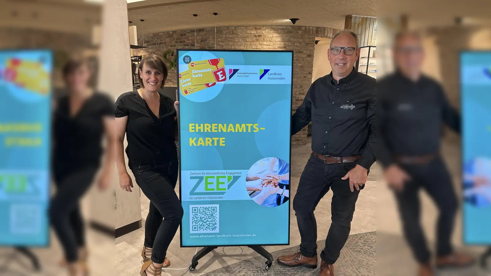 Anja Kurth vom ZEE und Frank Beinlich von Seh &amp; Hörbar Schridde freuen sich über die neue Kooperation. (Foto: ZEE)