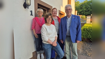 Eva Lensdorf (2. Von links) und Paul Arens begrüßen die beiden neuen AWO-Mitglieder in Marienmünster: Waltraud Otte (links) und Petra Rode-Bosse. (Foto: privat)