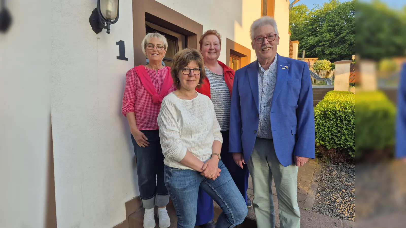 Eva Lensdorf (2. Von links) und Paul Arens begrüßen die beiden neuen AWO-Mitglieder in Marienmünster: Waltraud Otte (links) und Petra Rode-Bosse. (Foto: privat)