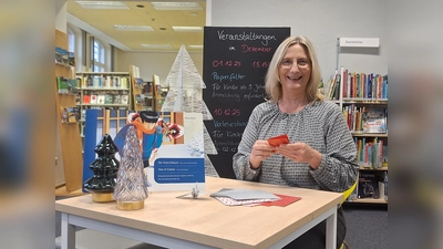 Nach der Geschichte wird aktiv gebastelt. Claudia Büker und ihre Kolleginnen freuen sich über viel Kreativität beim Literaturabend in der Stadtbücherei Höxter. (Foto: Stadt Höxter)