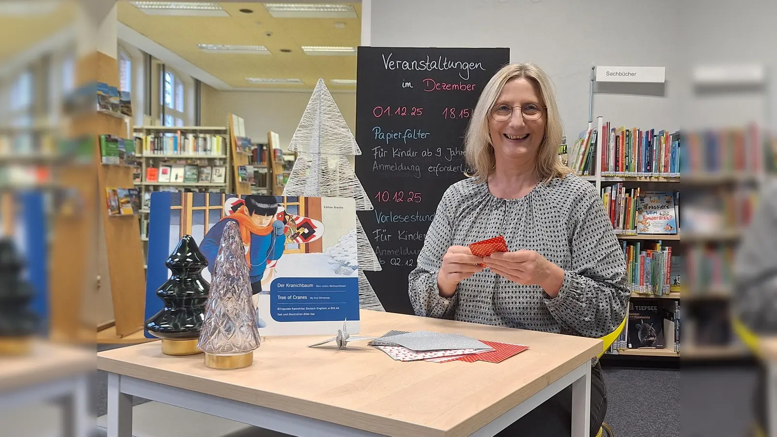 Nach der Geschichte wird aktiv gebastelt. Claudia Büker und ihre Kolleginnen freuen sich über viel Kreativität beim Literaturabend in der Stadtbücherei Höxter. (Foto: Stadt Höxter)