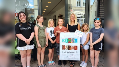 Die jungen Künstler mit Kursleiterin vor dem Café Handgemachtes, dem Ausstellungsort der Vernissage. (v. l.): Luise, Karla, Amelie, Finley, Tatjana Beitans, Olivia und Lea. (Foto: Doris Dietrich)