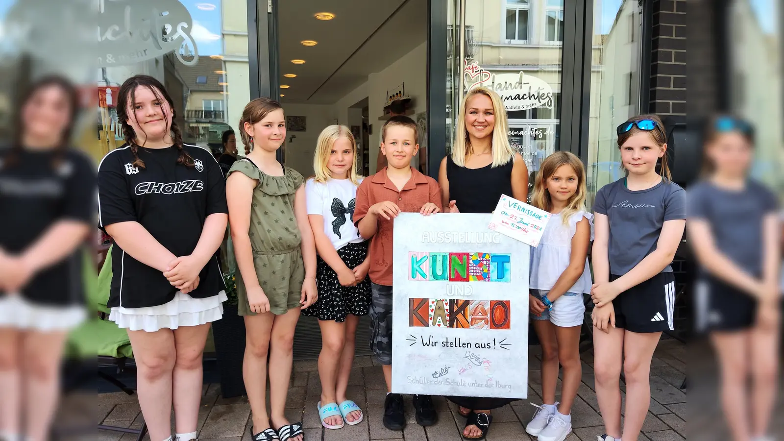 Die jungen Künstler mit Kursleiterin vor dem Café Handgemachtes, dem Ausstellungsort der Vernissage. (v. l.): Luise, Karla, Amelie, Finley, Tatjana Beitans, Olivia und Lea. (Foto: Doris Dietrich)