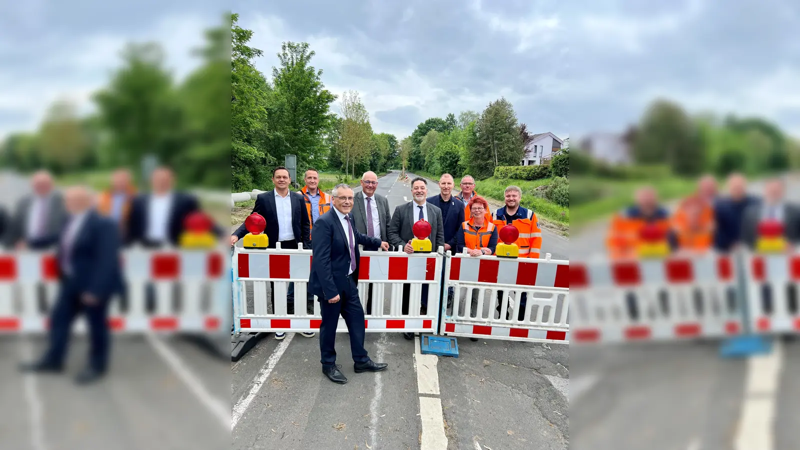 Die Baustelle ist eingerichtet: Swen Meier (Firma Rohde), Peter Zinngrebe (Hessen Mobil), Landrat Andreas Siebert, Bürgermeister Uwe Jäger, Oliver Brunkow (Landkreis Kassel), Volker Löwer (Hessen Mobil), Volker Witzel und Sylvia Holz (Lohfelden) sowie Sebastian Giesder (Hessen Mobil). (Foto: Alia Shuhaiber/Landkreis Kassel)