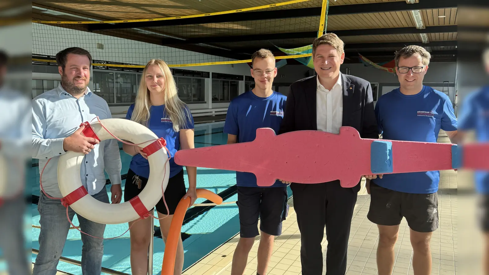 Martin Grone (Stadtwerke Borgentreich), Bäderbetriebsleiterin Pia Heise, Bürgermeister Nicolas Aisch, Mathis Gutzeit und Sebastian Mann (Bäderteam Borgentreich) sind schon bereit für die Hallenbad-Saison. (Foto: Stadt Borgentreich)