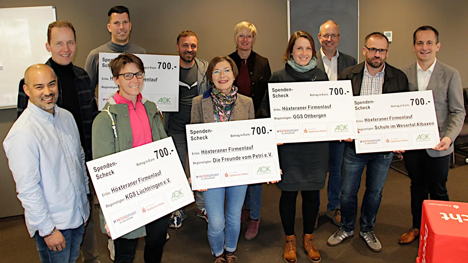 Hinten (v.l.): Jens Klingemann (Geschäftsführer Sport- und Modehaus Klingemann), Martin Röske und Alexander Esau/ Schule am Nicolaitor, Manja Hasse/ Gemeinschaftsgrundschule Ottbergen, Thomas Pottmeier (Teamleiter Vertrieb). Vorne (v.l.): Karsten Gonzaga (Abteilungsleiter Sport- und Modehaus Klingemann), Luisa Weißbich, Katholische Grundschule Lüchtringen, Gabi Schubring/ Petrischule, Ina Mischewski/ Gemeinschaftsgrundschule Ottbergen, Thomas Klein/ Grundschule im Wesertal in Albaxen und Jörg Albers (Sparkasse Höxter). (Foto: AOK/hfr.)