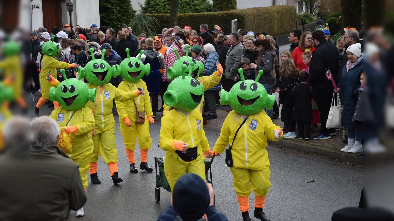 Solch freundlichen Besuch vom Mars, den gibt es nur zum Karneval. (Foto: Marc Otto)