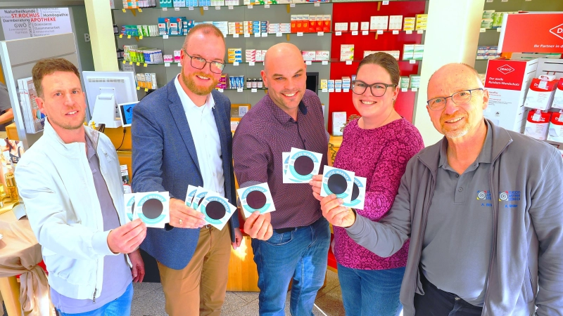 Björn Schmidt, Sascha Golüke, Johannes Üpping, Birte Brand, Albrecht Binder stellen die kostenlosen Aufkleber vor. (Foto: Fotographie Brandstiftung)