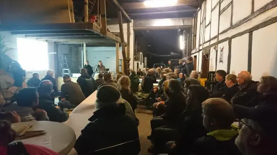 Veranstaltung direkt vor Ort: In der Lütmarser Fleischerei Maßmann wird über die teilmobile Schlachtung berichtet. (Foto: Landkreis Holzminden/Ökomodellregion)