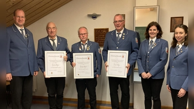 (v.l.) Vorsitzender Stefan Schauf, Ehrenmitglieder Andreas Becker, Wolfgang Götte, Peter Moors, Schriftführerin Stephanie Schwickert und die stellvertretende Vorsitzende Kathrin Block. (Foto: Musikverein)
