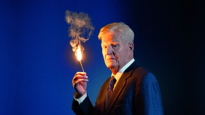 Peter Bause spielt die Hauptrolle in dem vor 65 Jahren geschriebenen Theaterdauerbrenner. (Foto: Key Visuals Stuttgart: Martin Sigmund)