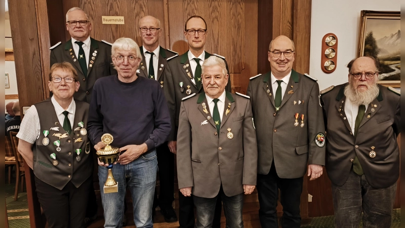 Vorstand und Ehrenmitlied (v.l.): Silke Klages (stellv. Vorsitzende), Volker Schrader (Ehrenvorsitzender), Bernd<br>Wilhelm, Andreas Klages (Schießsportleiter), Jens Fetköter (Schriftführer), Burkhard Göldner, Kai<br>Zimmermann (1. Vorsitzender) und Ulrich Brömsen (Kassenwart). (Foto: KSV Derental / privat)