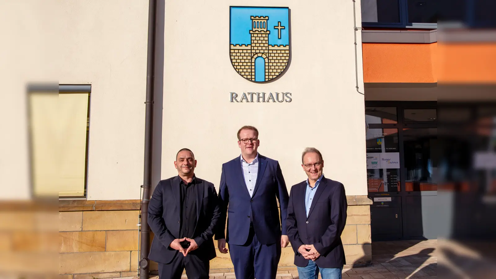 Beim gemeinsamen Austausch zur kardiologisch-neurologischen Versorgung im St. Josef Hospital Bad Driburg: Bürgermeister Tobias Tölle (Mitte) mit Dr. Djordje Stojkovic, Chefarzt der Klinik für Neurologie (links) und Dr. Detlef Michael Ringbeck, Chefarzt der Klinik für Kardiologie, Intensivmedizin und Allgemein Innere Medizin.  (Foto: KHWE)