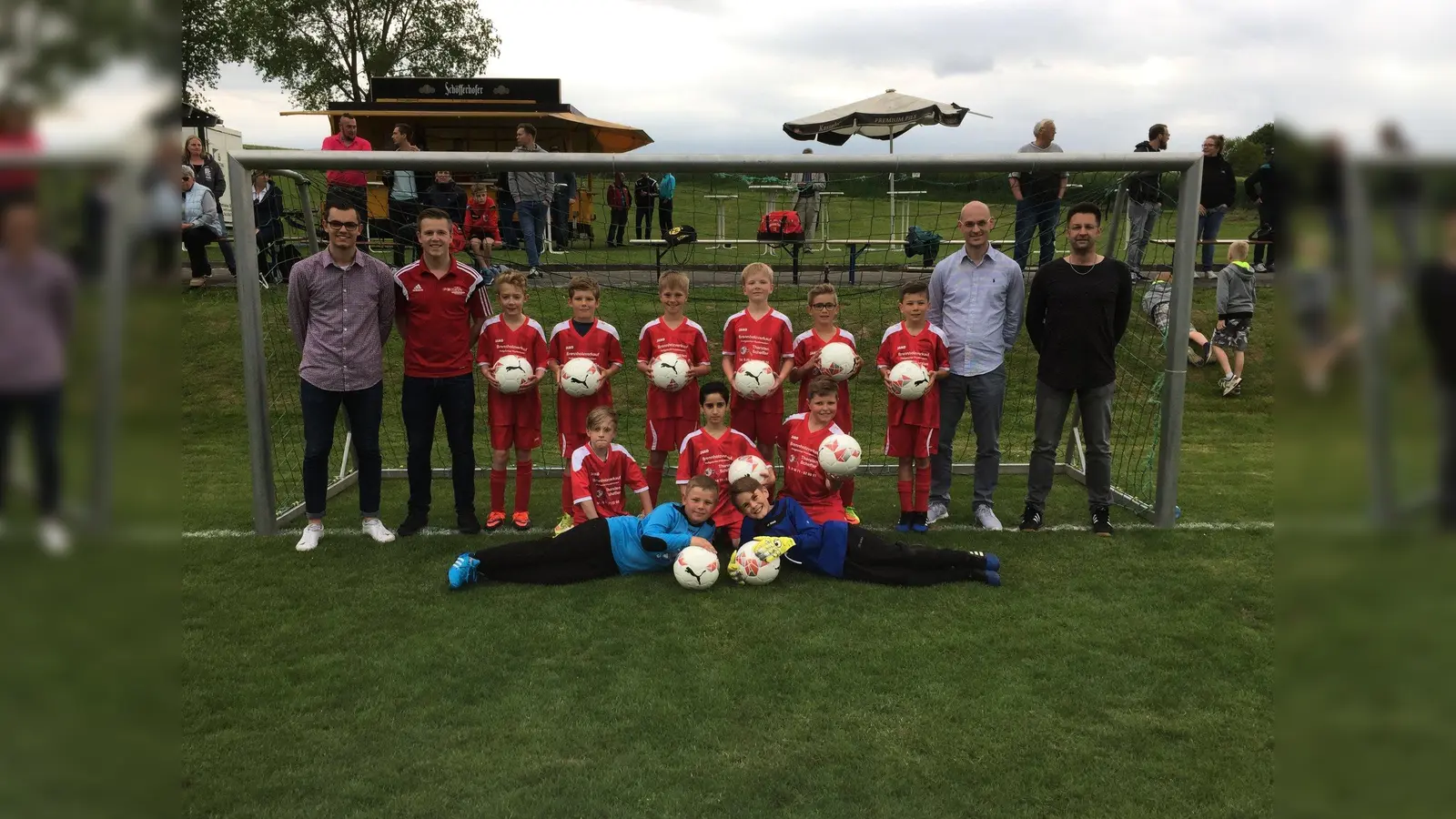 Stehend v.l.: Betreuer Fabian Gerlach, Trainer Marcel Fehling, Lasse Martins, Janne Ebner, Connor Hampe, Lennart Jenzowski, Marek Dörr, Gustav Guder, Sponsor Jan Donig, Jugendleiter Mario Wienand. Kniend v.l.: Tyler Krause, Ayham Al Hnawi und Tino Scheffer. Liegend v.l.: Aaron Hederich und Louis Altmann. (Foto: Foto: privat)