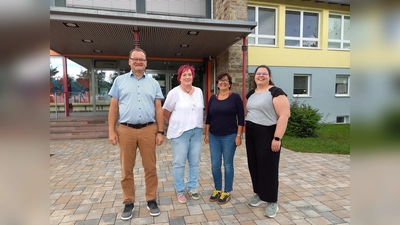 Das Präventionsprogramm „Verrückt? Na und!“ ist an der Eggeschule Willebadessen gestartet. Auf dem Foto zu sehen (v.l.): Thomas Hilgers (Schulleitung Eggeschule), Annika Schäfer (Persönliche Expertin), Martina Müller (Schulsozialarbeiterin Eggeschule) und Svenja Schimmeyer, (Fachliche Expertin/ Mitarbeiterin der Sucht- und Drogenberatung der Diakonie Paderborn-Höxter).  (Foto: Regionalgruppe „Verrückt? Na und!“ / privat)