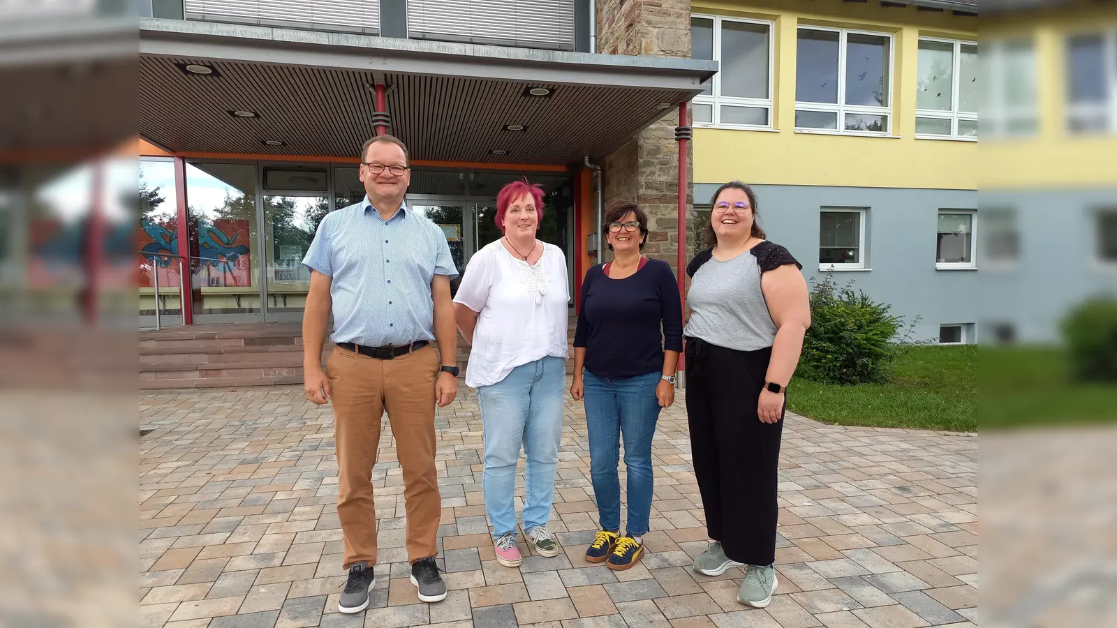 Das Präventionsprogramm „Verrückt? Na und!“ ist an der Eggeschule Willebadessen gestartet. Auf dem Foto zu sehen (v.l.): Thomas Hilgers (Schulleitung Eggeschule), Annika Schäfer (Persönliche Expertin), Martina Müller (Schulsozialarbeiterin Eggeschule) und Svenja Schimmeyer, (Fachliche Expertin/ Mitarbeiterin der Sucht- und Drogenberatung der Diakonie Paderborn-Höxter).  (Foto: Regionalgruppe „Verrückt? Na und!“ / privat)