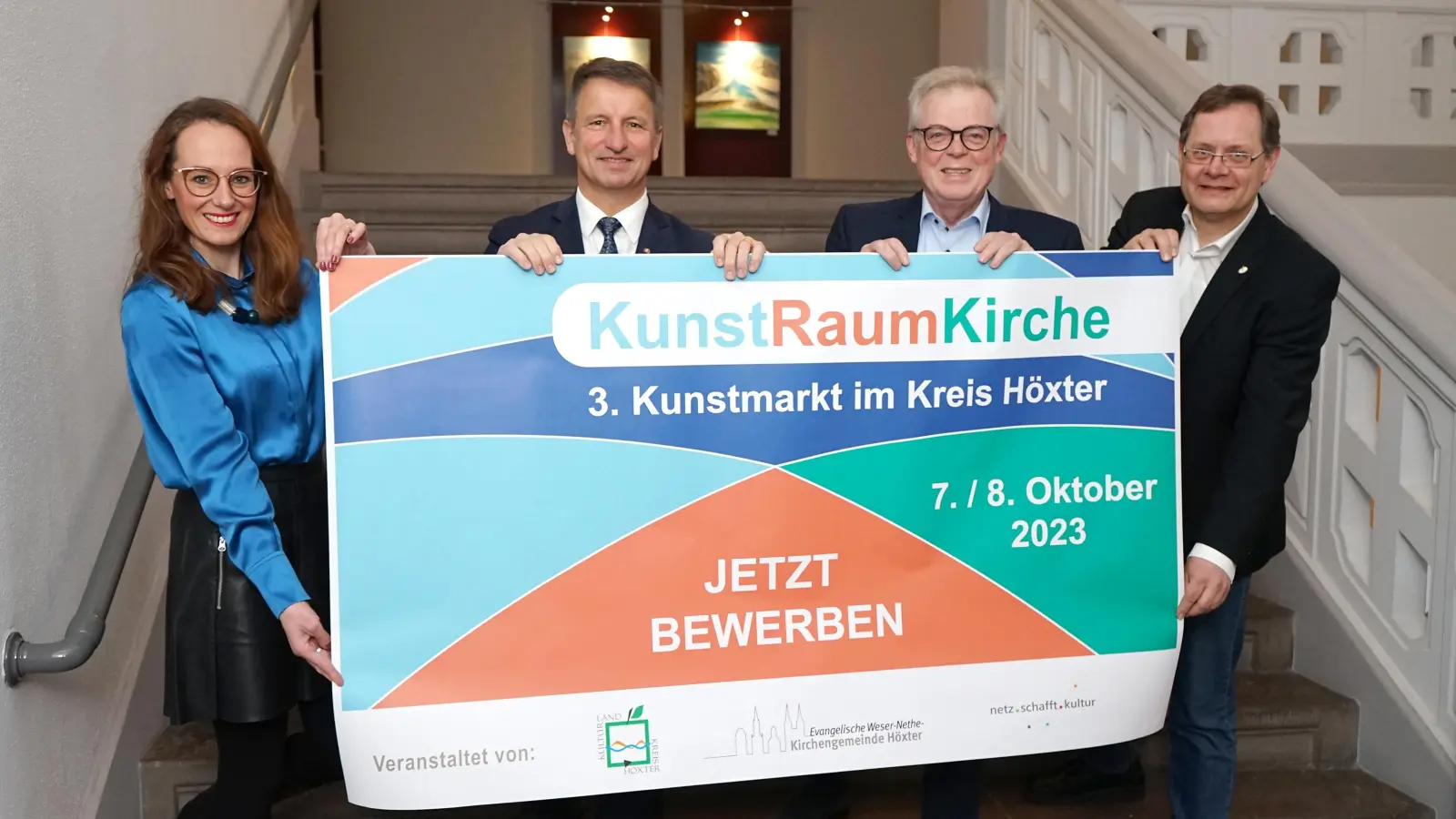 Kulturmanagerin Julia Siebeck, Landrat Michael Stickeln, Kreisdirektor Klaus Schumacher und Pfarrer Gunnar Wirth (ev. Weser-Nethe-Kirchengemeinde Höxter) freuen sich auf möglichst viele Bewerbungen für den kreisweiten Kunstmarkt 2023.  (Foto: Kreis Höxter)
