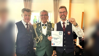 Andreas Hartmann (Vorsitzender Musikverein Dalhausen), Matthias Sonntag (Oberst) freuen sich über den Marsch von Detlef Budde (Dirigent und Komponist). (Foto: Schützenverein Dalhausen)