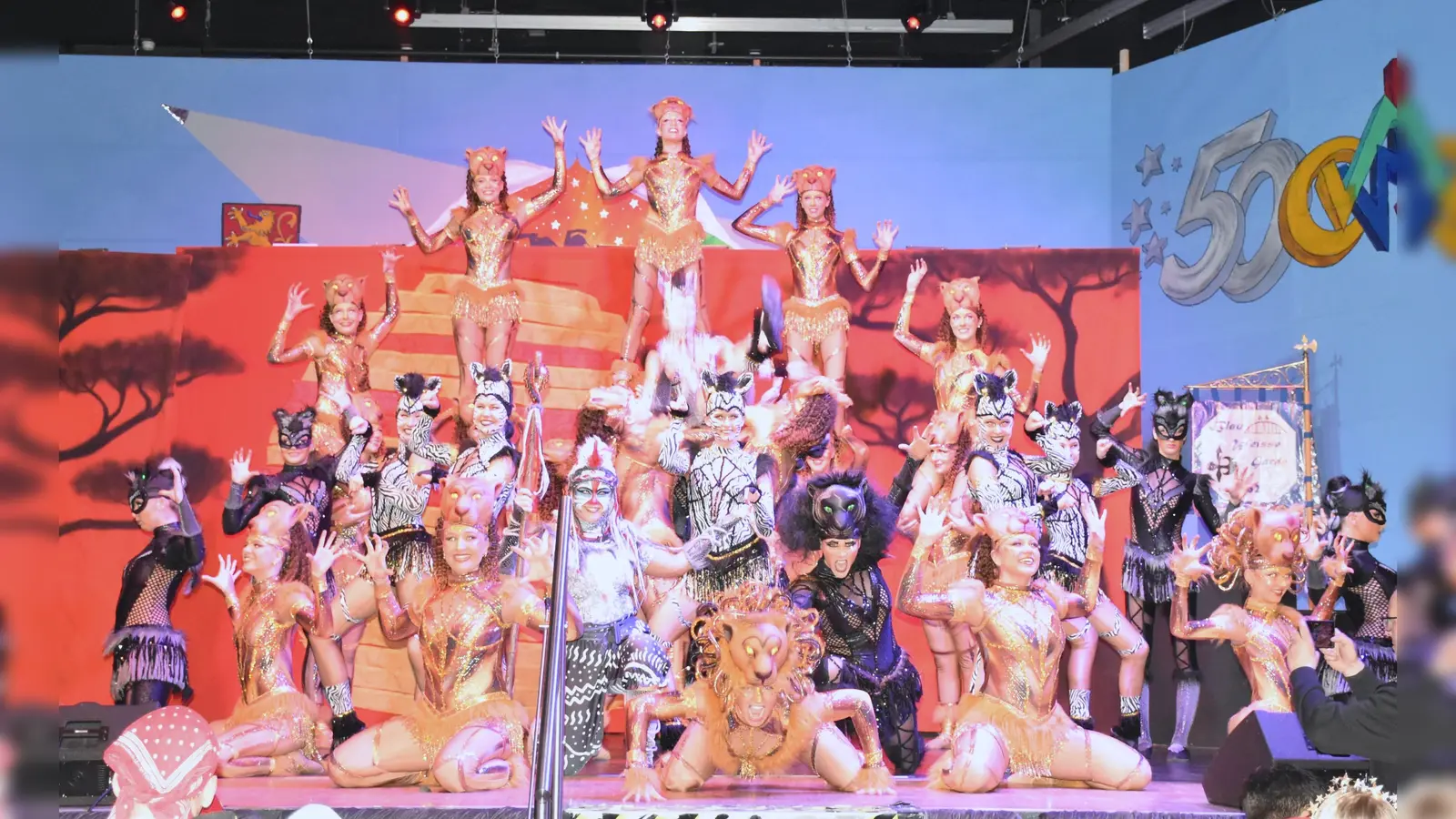 Der Showtanz der Gruppe DIWA bei der Jubiläumsprunksitzung des CVWB griff das Thema „König der Löwen“ auf.  (Foto: Barbara Siebrecht)