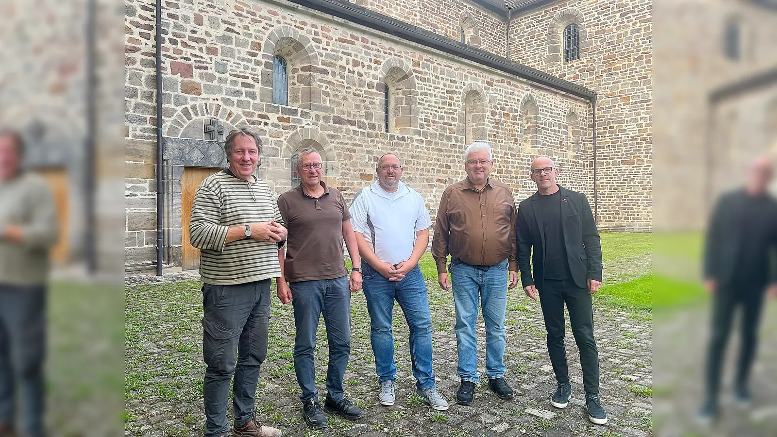 Sie gehören zum Vorbereitungsteam: (von links) Pfarrer Christian Trappe, Friedhelm Schlaf (Tischlerei Schlaf, Oedelsheim), Kreishandwerksmeister Marc Döring, Peter Grohme (Studienleiter Ev. Kirche Kurkessen-Waldeck) und Sven Dopatka (stellv. Geschäftsführer der Kreishandwerkerschaft Kassel). (Foto: privat)