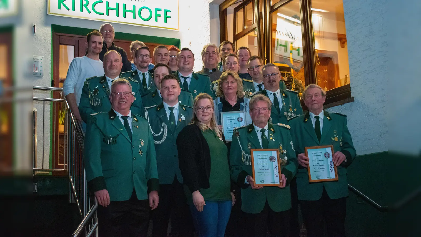 Die Mitglieder des alten und neuen Vorstands mit den Geehrten des Abends. (Foto: Schützenverein Amelunxen)