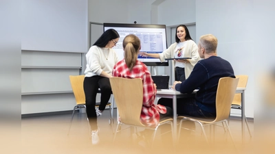 Zugangsvoraussetzungen, Inhalte, Studienmodell, und Berufsperspektiven: Darüber informiert der Maststudiengang „Management und Führung“ am 10. Dezember vor Ort und ab Februar jeden zweiten Mittwochabend im Monat online. (Foto: HAWK)