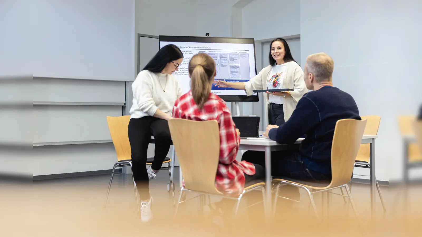 Zugangsvoraussetzungen, Inhalte, Studienmodell, und Berufsperspektiven: Darüber informiert der Maststudiengang „Management und Führung“ am 10. Dezember vor Ort und ab Februar jeden zweiten Mittwochabend im Monat online. (Foto: HAWK)