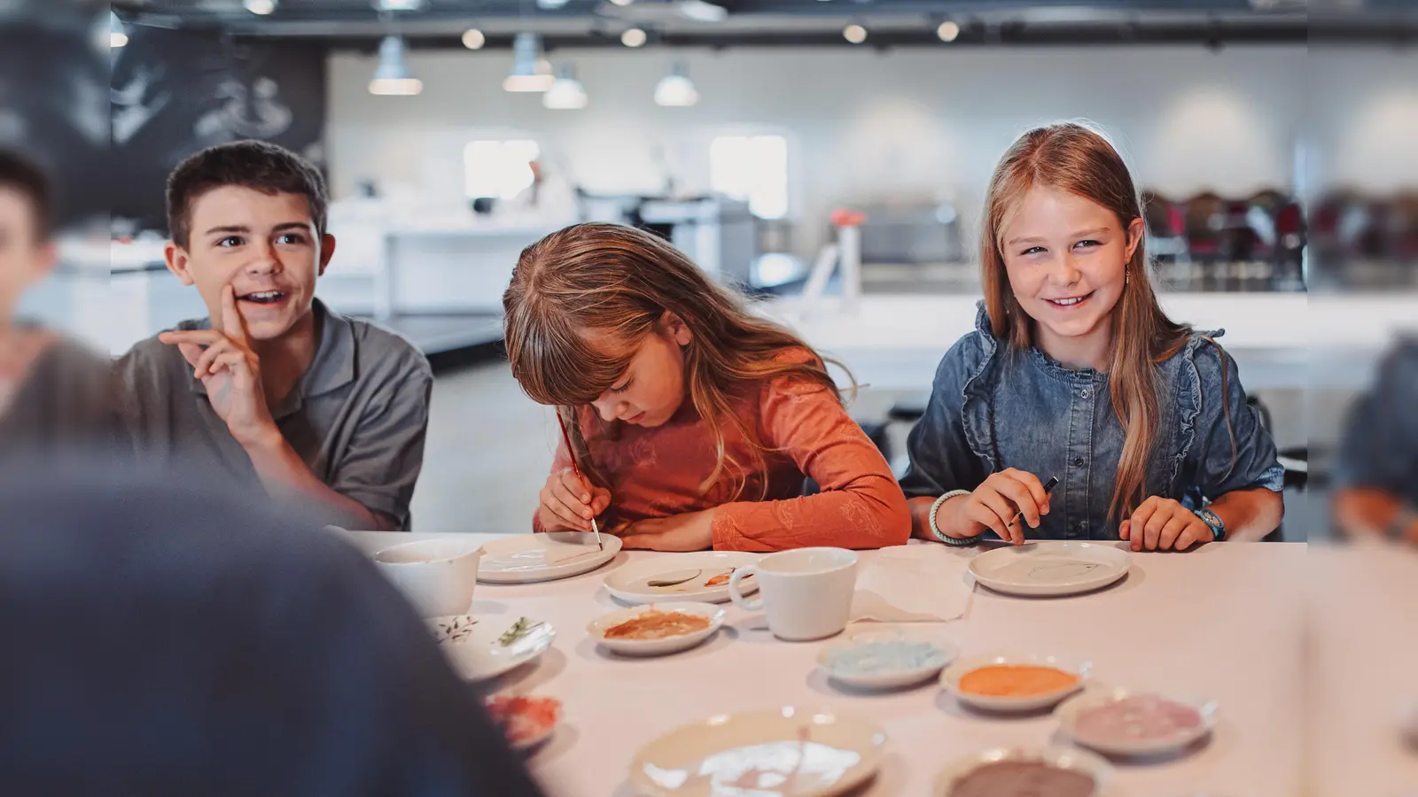 Beim Workshop fertigen Kinder eigene Kunstwerke. (Foto: Claudia Warneke)