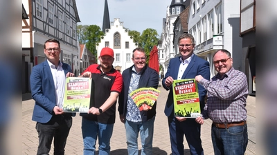 Alexander Kleinschmidt (Geschäftsführer Werbering Brakel und stellv. Bürgermeister), Markus Härmes und Bernhard Fischer, (beide Vorstand Werbering), Dominik Reineke (Filialeiter Volksbank) und Rainer Schäfers (Vorsitzender Werbering Brakel) laden zu einem ereignisreichen Wochenende ein.  (Foto: Barbara Siebrecht)