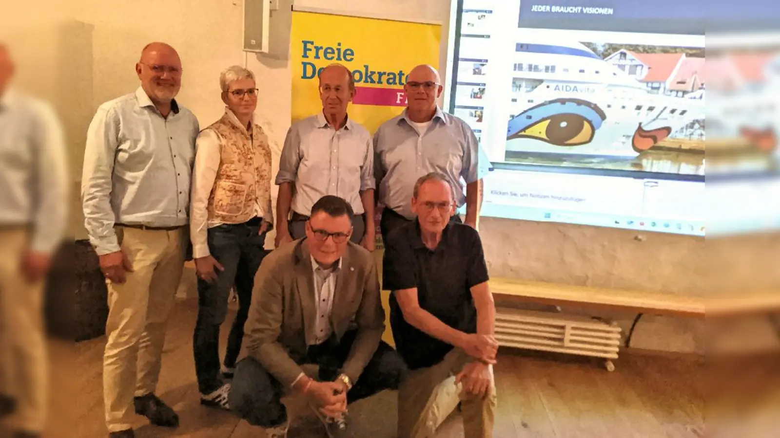 Lernen von Wanfried (v.l.h.) BM Nieheim Johannes Schlütz, Kreisvorsitzende der FDP Marion Ewers, OV-Vorsitzender der FDP Friedrich-Wilhelm Hörr, Spitzenkandidat der FDP für den Kreistag Markus Bömelburg, (v.l.u.) Wilhelm Gebhard und Jürgen Rödiger. (Foto: privat)