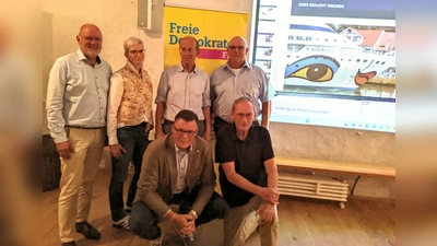 Lernen von Wanfried (v.l.h.) BM Nieheim Johannes Schlütz, Kreisvorsitzende der FDP Marion Ewers, OV-Vorsitzender der FDP Friedrich-Wilhelm Hörr, Spitzenkandidat der FDP für den Kreistag Markus Bömelburg, (v.l.u.) Wilhelm Gebhard und Jürgen Rödiger. (Foto: privat)