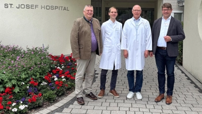 Chefarzt-Wechsel in der Klinik für Psychiatrie und Psychotherapie am St. Josef Hospital der KHWE (von links): KHWE-Geschäftsführer Christian Jostes, Prof. Dr. C. Christoph Schultz, Dr. Volker Knapczik und Marko Ellerhoff (Standortleiter St. Josef Hospital Bad Driburg). (Foto: KHWE)