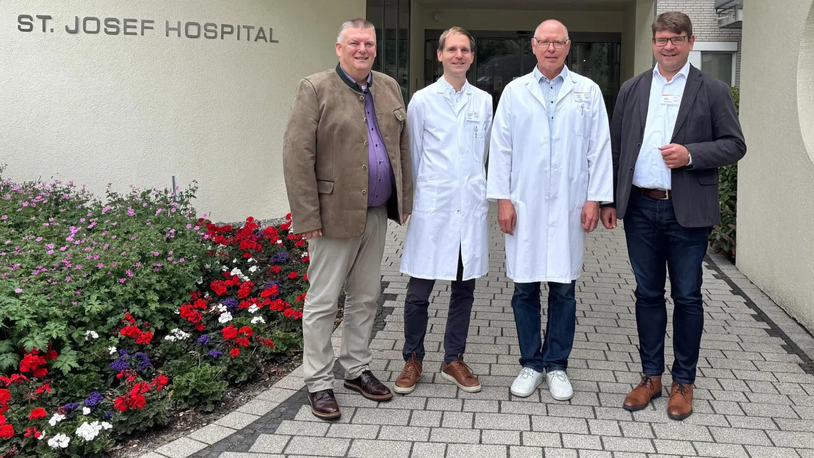 Chefarzt-Wechsel in der Klinik für Psychiatrie und Psychotherapie am St. Josef Hospital der KHWE (von links): KHWE-Geschäftsführer Christian Jostes, Prof. Dr. C. Christoph Schultz, Dr. Volker Knapczik und Marko Ellerhoff (Standortleiter St. Josef Hospital Bad Driburg). (Foto: KHWE)