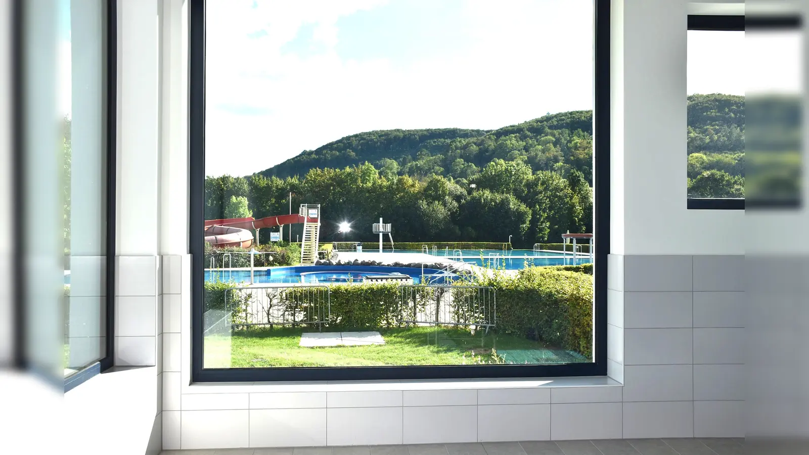 Vom Hallenbad hat man durch große Fenster einen tollen Blick aufs Freibad „Die Batze”.  (Foto: Barbara Siebrecht)