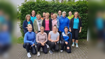 Der Vorstand: (hinten v.l.) Oeynhausen (1. Vorsitzender), Michael Tschauder, Christa Tschauder, Michael Schwerdtfeger (2. Vorsitzender), Kristina Künemund (Ressort Sport), (Mitte .v.l.) Ute Range, Cora Henneke, Silvia Franklin, Ute Kohlhagen, Kerstin Schwerdtfeger, Walburga Neu, (vorne v.l.) Julia Koop, Anna Derksen, Alwina Jegel, Kathrin Tschauder.  (Foto: DJK Brakel)