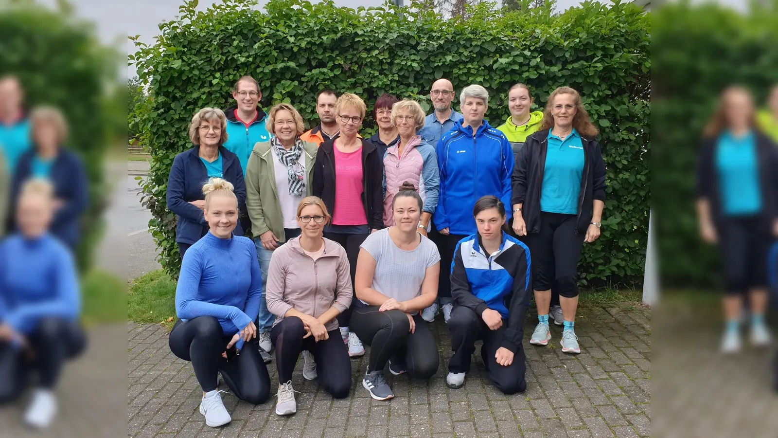 Der Vorstand: (hinten v.l.) Oeynhausen (1. Vorsitzender), Michael Tschauder, Christa Tschauder, Michael Schwerdtfeger (2. Vorsitzender), Kristina Künemund (Ressort Sport), (Mitte .v.l.) Ute Range, Cora Henneke, Silvia Franklin, Ute Kohlhagen, Kerstin Schwerdtfeger, Walburga Neu, (vorne v.l.) Julia Koop, Anna Derksen, Alwina Jegel, Kathrin Tschauder.  (Foto: DJK Brakel)