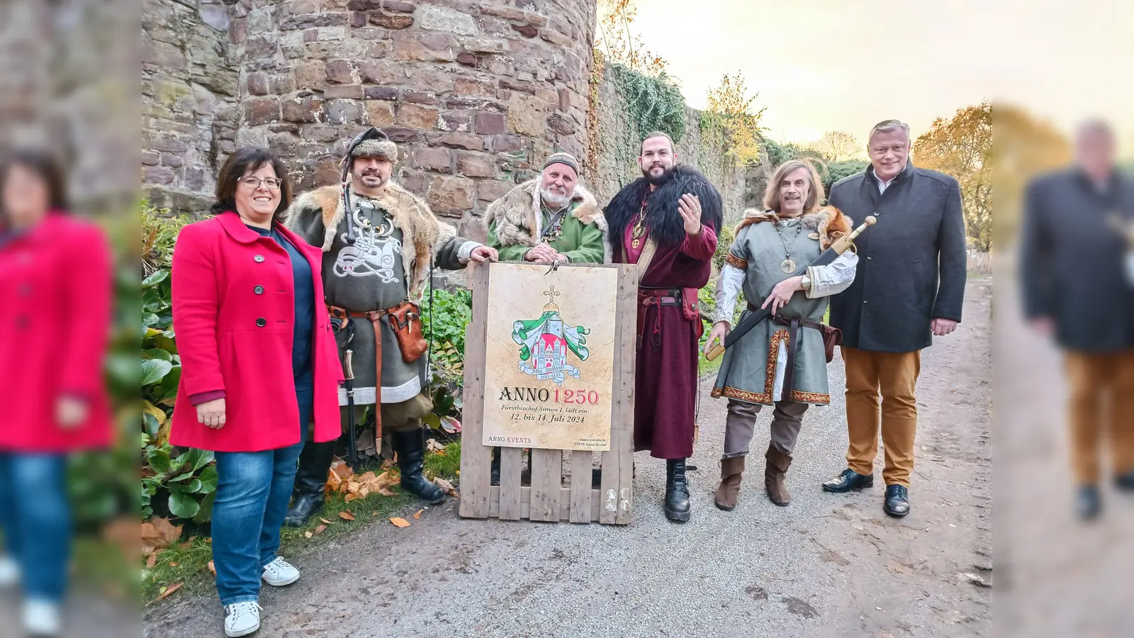 Laden zu einer Zeitreise ein: LGS-Geschäftsführerin Claudia Koch, Ulrich Eminger, Ralf Krekeler, Felix Morkes, Nobby Morkes (alle Anno Events Gütersloh),Bürgermeister Daniel Hartmann. (Foto: LGS Höxter)