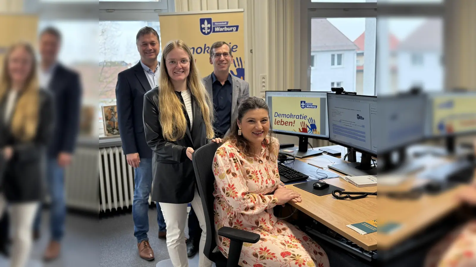 V.l.: Olaf Krane (Leitung Fachbereich Bildung, Sport und Kultur), Johanna Peine (Federführendes Amt Demokratie-leben) und Bürgermeister Tobias Scherf heißen Semira Klenk als neue Koordinatorin von „Demokratie leben!“ in der Hansestadt Warburg herzlich willkommen. (Foto: Hansestadt Warburg)